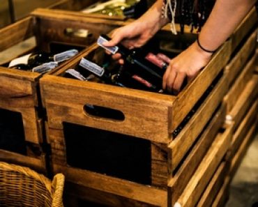 Comment démonter une caisse de vin ?